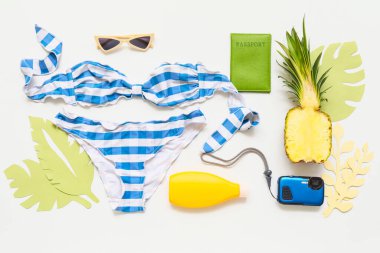 Beyaz arka planda plaj aksesuarları olan kompozisyon