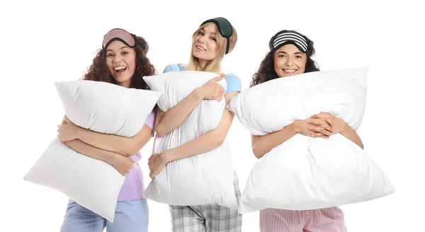 Jovens Mulheres Bonitas Pijama Com Travesseiros Fundo Branco — Fotografia de Stock