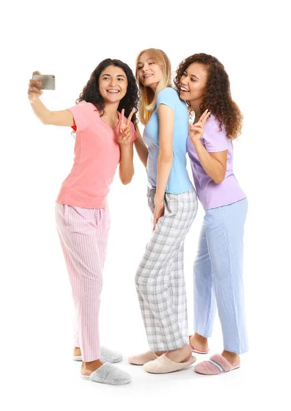 Lindas Jovens Mulheres Pijama Tomando Selfie Fundo Branco — Fotografia de Stock
