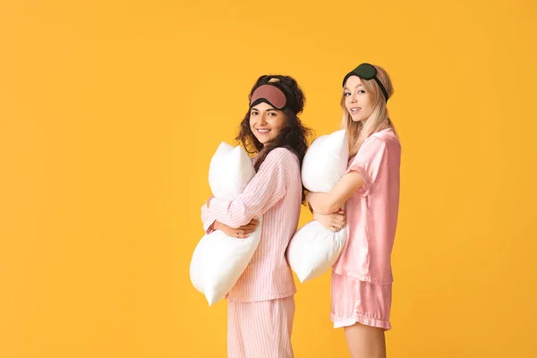 Красиві Молоді Жінки Піжамі Подушками Кольоровому Фоні — стокове фото