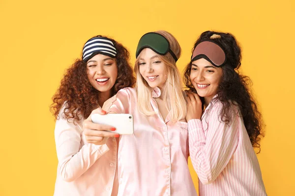 Mooie Jonge Vrouwen Pyjama Het Nemen Van Selfie Kleur Achtergrond — Stockfoto