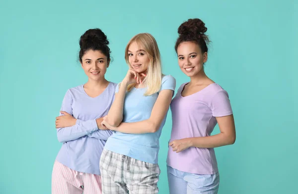 Vackra Unga Kvinnor Pyjamas Färg Bakgrund — Stockfoto