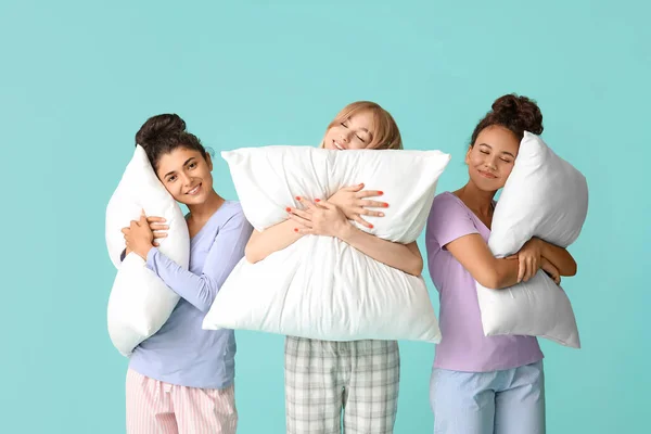 Schöne Junge Frauen Schlafanzug Und Mit Kissen Auf Farbigem Hintergrund — Stockfoto