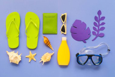 Renk arkaplanında plaj aksesuarları olan kompozisyon