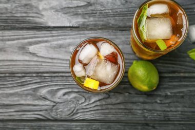 Masada bir bardak leziz Küba Libre kokteyli.