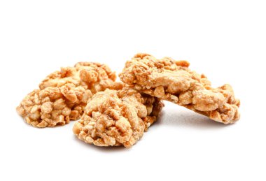 Beyaz arka planda gevrek pirinç çubukları