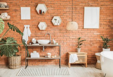 Modern banyo ve temiz havlular.