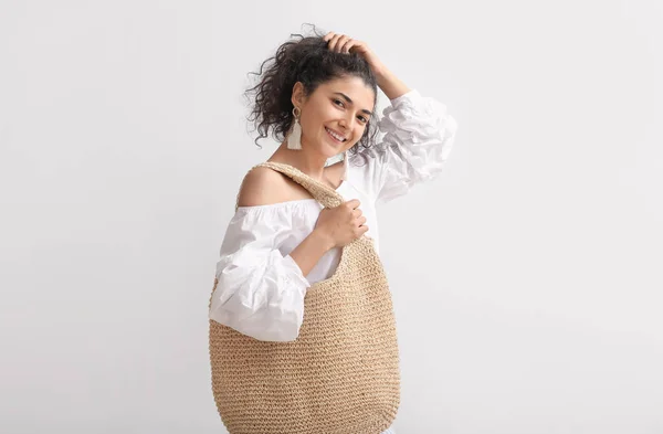 Hermosa Mujer Joven Con Bolsa Ecológica Sobre Fondo Claro — Foto de Stock