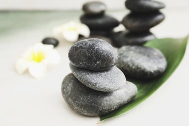 Işık arkaplanındaki spa taşları