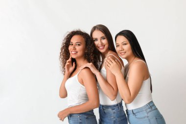 Beyaz arka planda farklı milletlerden kadınlar. Irkçılığı bırak