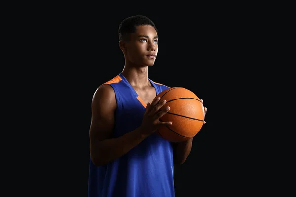 Siyah Arka Planda Genç Bir Afro Amerikan Basketbolcu — Stok fotoğraf