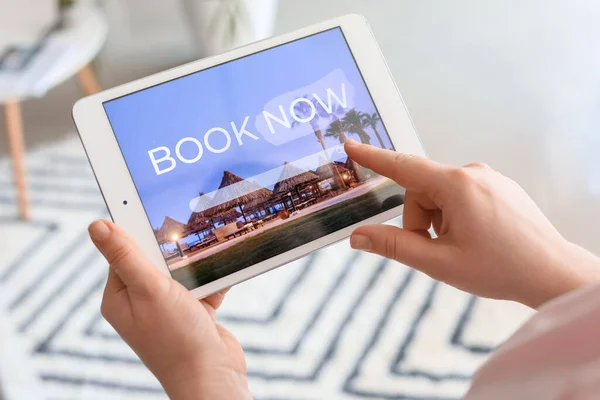 Vrouw Met Tablet Computer Boeken Tickets Online Thuis — Stockfoto