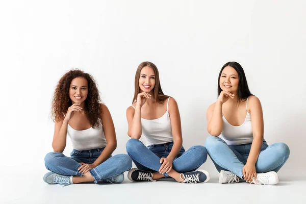 Frauen Verschiedener Nationalitäten Auf Weißem Hintergrund Schluss Mit Rassismus — Stockfoto