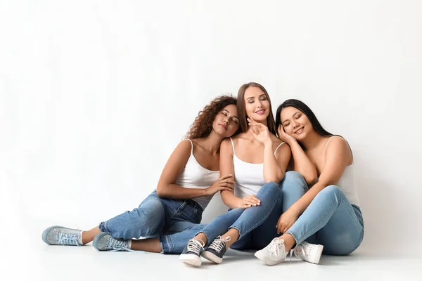 Mujeres Diferentes Nacionalidades Sobre Fondo Blanco Detener Racismo — Foto de Stock