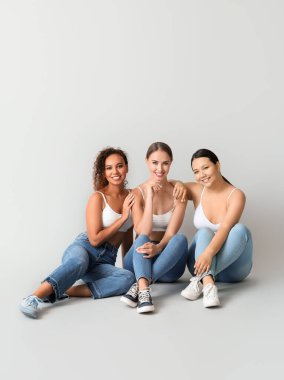 Aydınlık arkaplanda farklı milletlerden kadınlar. Irkçılığı bırak