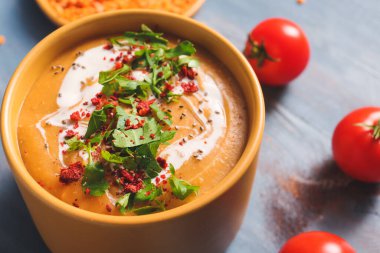 Bir kase lezzetli mercimek çorbası, yakın plan.