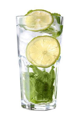 Beyaz arka planda bir bardak taze mojito.
