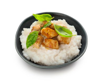 Kaynamış pirinç ve beyaz arka planda tavuk.