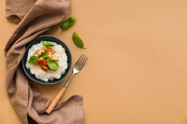 Kaynamış pirinç ve arka planda tavuk ile kase