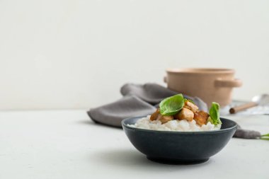 Haşlanmış pirinç ve tavukla dolu bir kase.