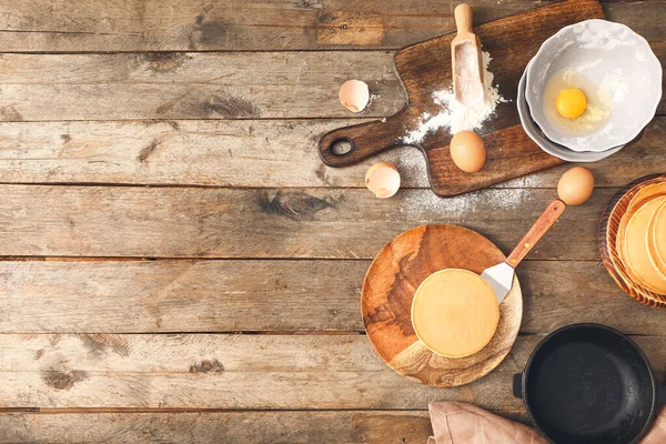 Leckere Pfannkuchen Mit Zutaten Auf Holzboden — Stockfoto