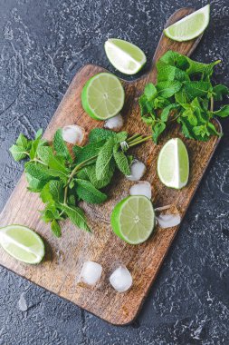 Koyu arkaplanda taze mojito için malzemeler