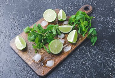 Koyu arkaplanda taze mojito için malzemeler
