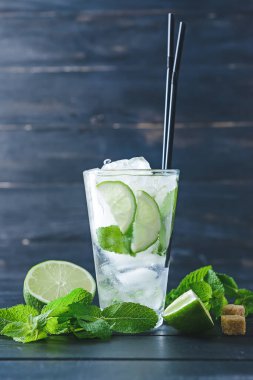 Masada bir bardak taze mojito.