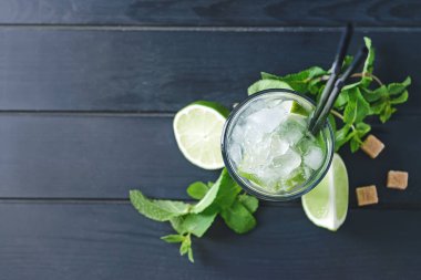 Masada bir bardak taze mojito.