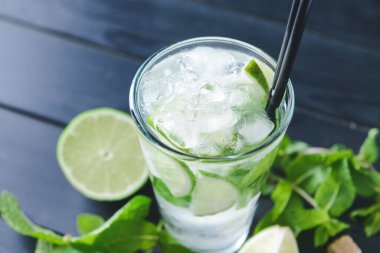 Masada bir bardak taze mojito.