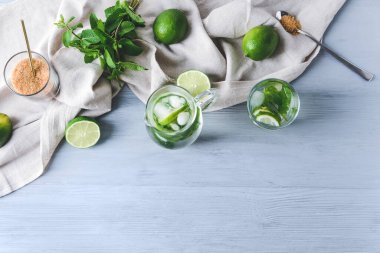 Ahşap arka planda taze mojito ile kompozisyon