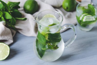 Masada bir sürahi taze mojito.