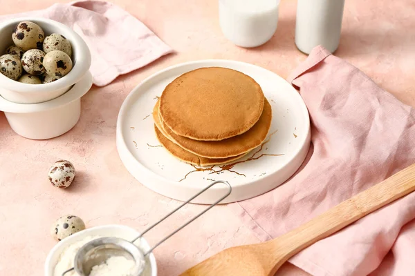 Deliciosos Panqueques Con Ingredientes Sobre Fondo Color — Foto de Stock