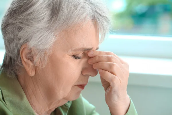 Mujer Mayor Que Sufre Dolor Cabeza Casa — Foto de Stock