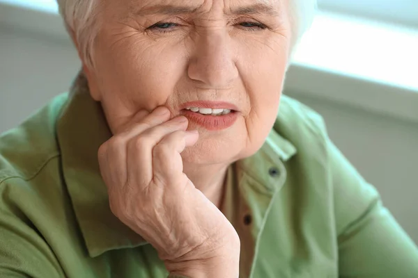 Starší Žena Trpící Bolestí Zubů Doma — Stock fotografie