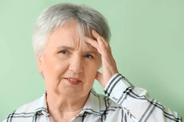 Mujer Mayor Que Sufre Dolor Cabeza Fondo Del Color —  Fotos de Stock