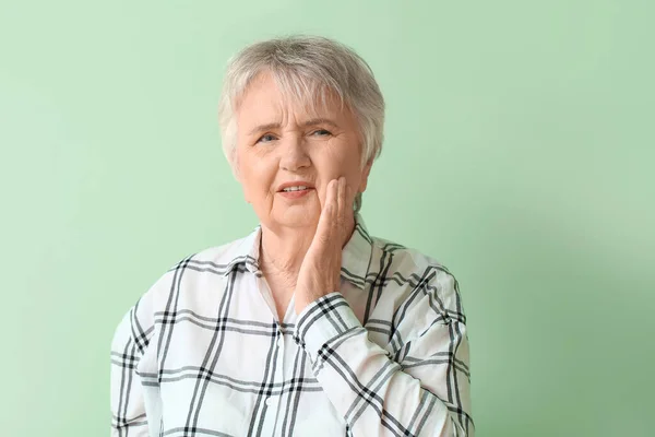 Senior Kvinna Som Lider Tandvärk Färg Bakgrund — Stockfoto