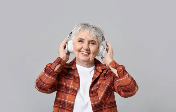 Cool Femme Âgée Avec Écouteurs Sur Fond Gris — Photo