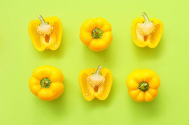 Renkli arka planda sarı dolma biber