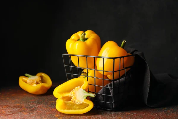 Peperoncino Giallo Cesto Sul Tavolo — Foto Stock