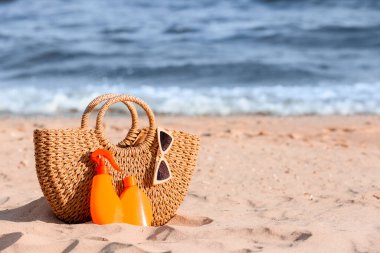 Plajda güneş kremi sürmüş bir çanta.