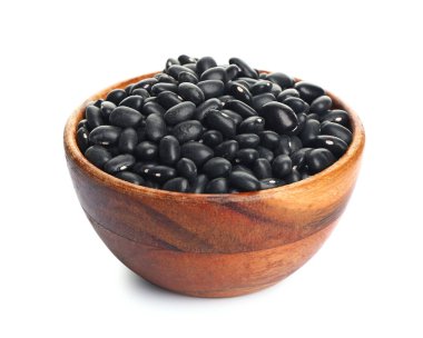 Beyaz arkaplanda çiğ fasulye var.