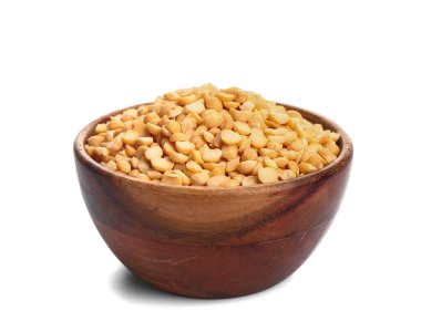 Beyaz arkaplanda çiğ bezelye kâsesi