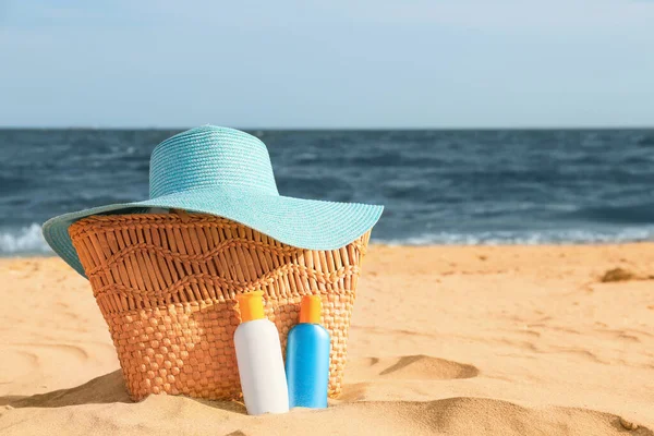 Tasche Mit Sonnencreme Und Hut Strand — Stockfoto