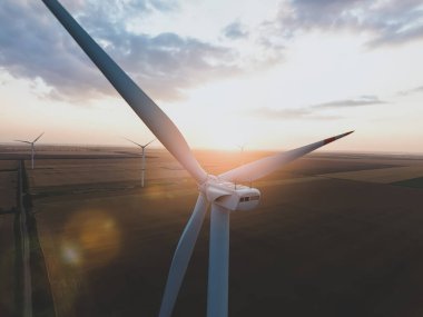 Kırsal kesimde elektrik santrali için yel değirmenleri