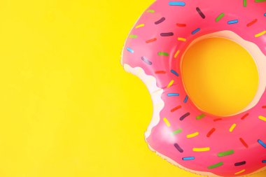 Renk arkaplanında şişirilebilir halka