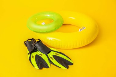 Renk arkaplanında şişirilebilir halkalar ve kürekler