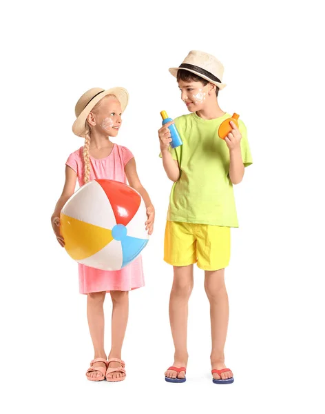 Kleine Kinderen Met Zonnebrandcrème Opblaasbare Bal Witte Achtergrond — Stockfoto