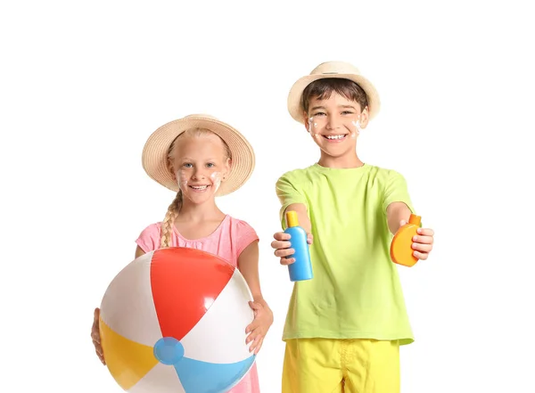 Kleine Kinderen Met Zonnebrandcrème Opblaasbare Bal Witte Achtergrond — Stockfoto