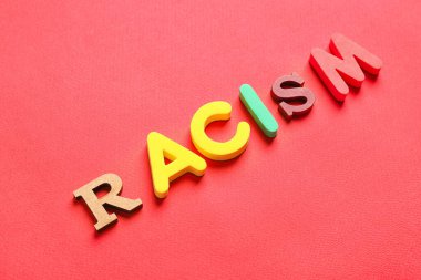 Renk arkaplanı üzerine kelime RACISM